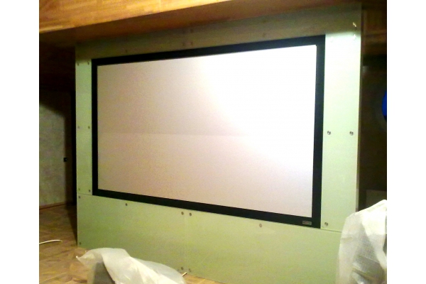 Стеклянная облицовка экрана для домашнего кинотеатра в частном коттедже